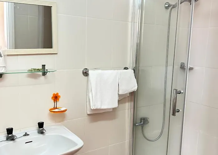 Central Guest House 3*