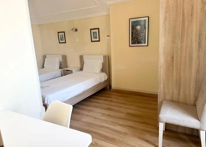 Central Guest House 3*