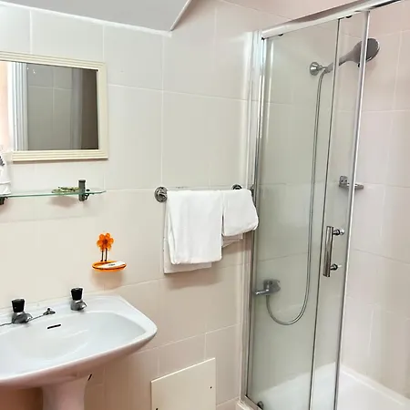 Central Guest House 3*