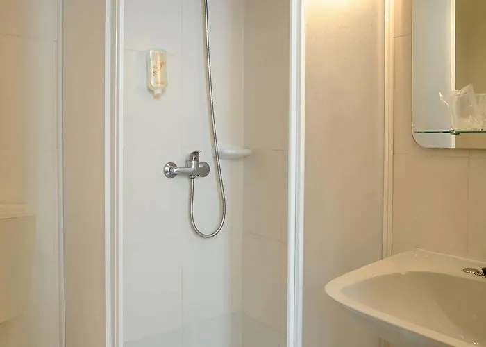 Central Guest House 3*